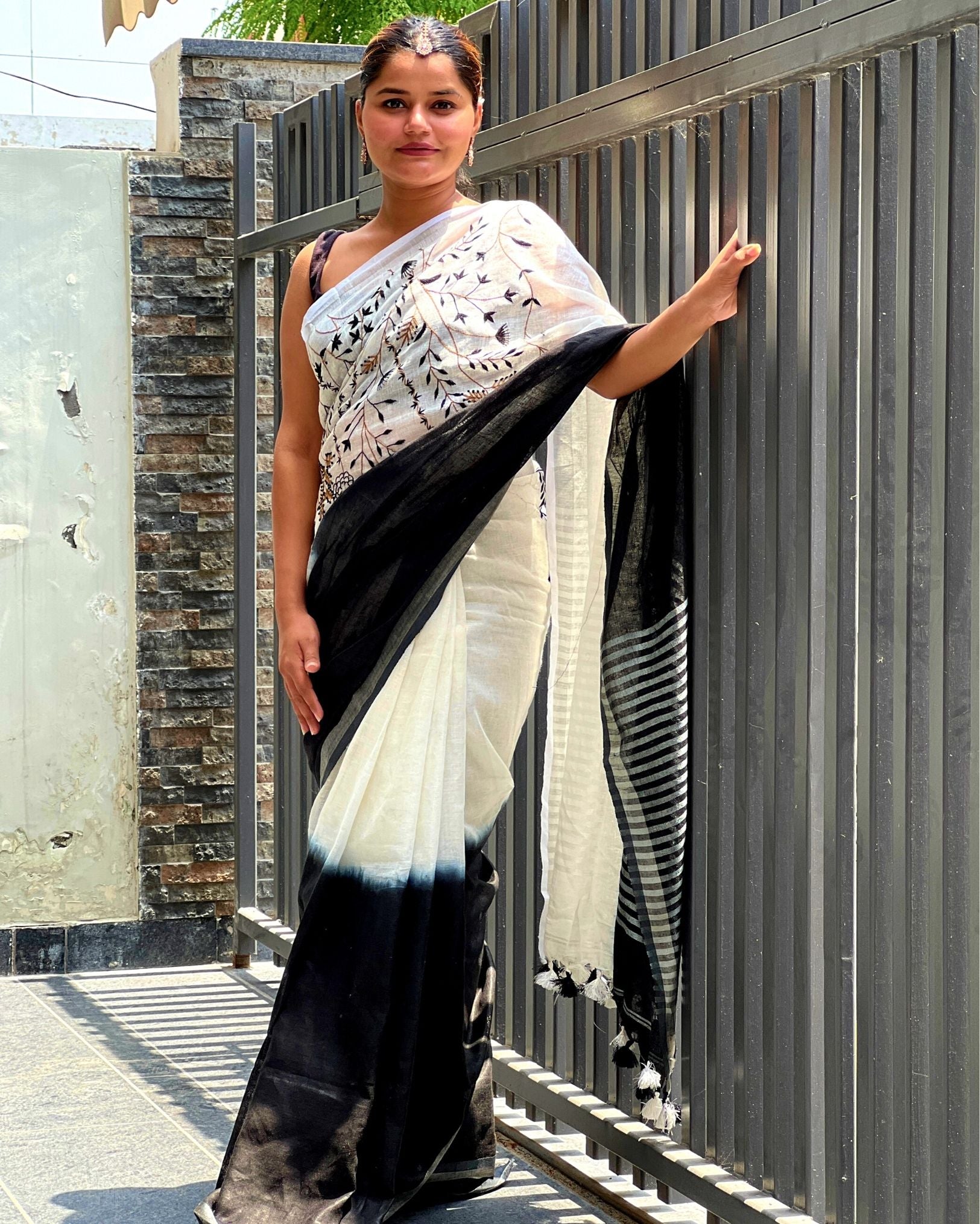 Ziyorah| Pure Linen Black & White Embroidered Saree With Running Blouse