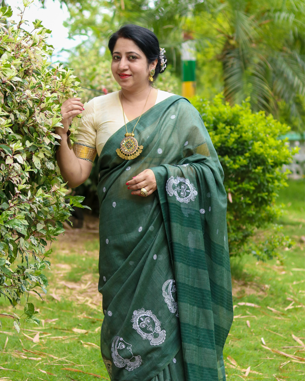 Ziyorah| Bansbara Silk Saree Deep Moss Green Color Embroidered With Running Blouse