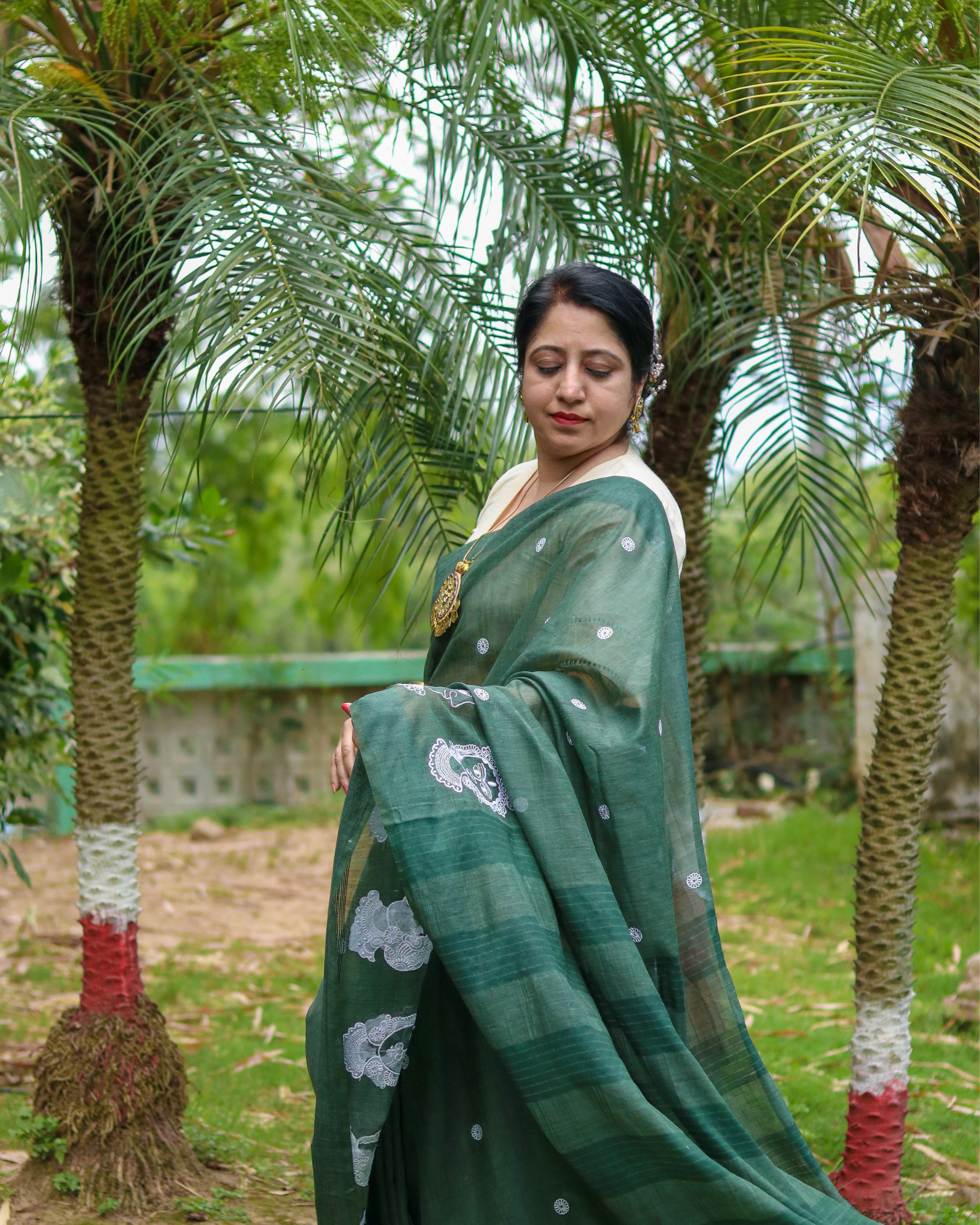 Ziyorah| Bansbara Silk Saree Deep Moss Green Color Embroidered With Running Blouse