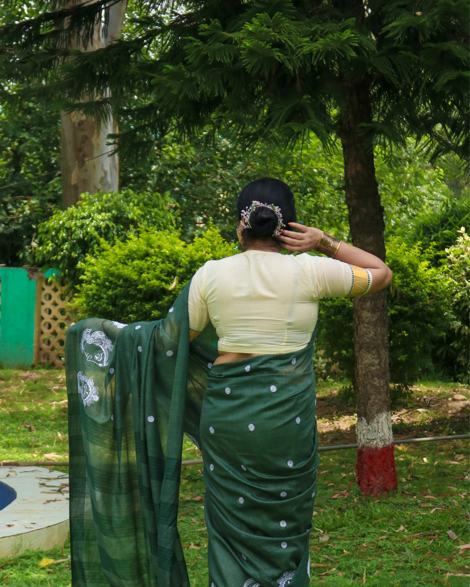 Ziyorah| Bansbara Silk Saree Deep Moss Green Color Embroidered With Running Blouse