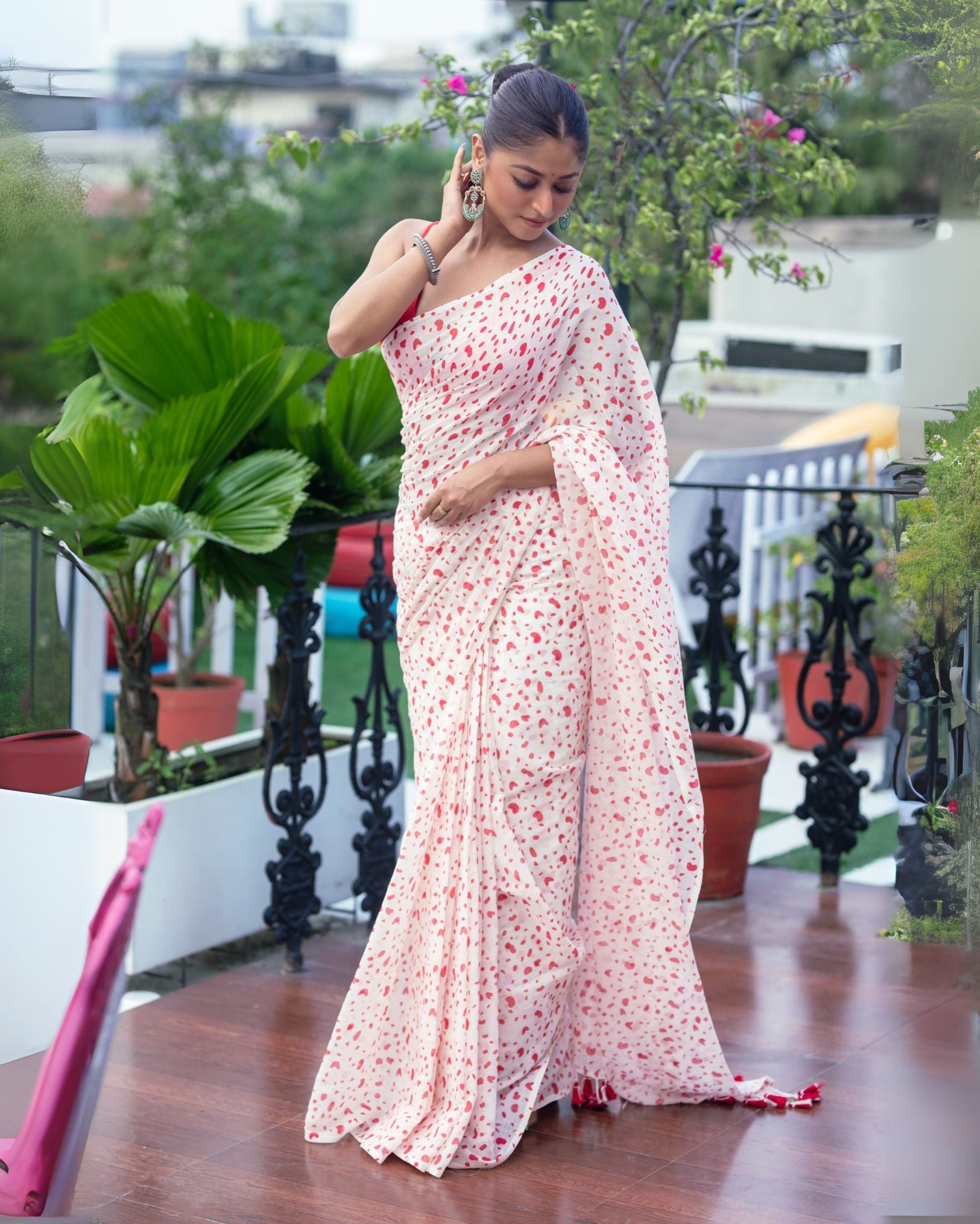 Ziyorah | Mul Cotton Printed Saree White & Red