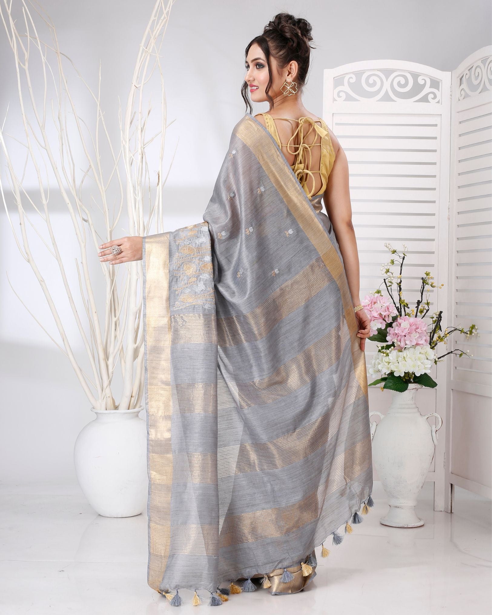 Ziyorah | Banswara Silk Gray Saree Lotus Embroidery Running Blouse