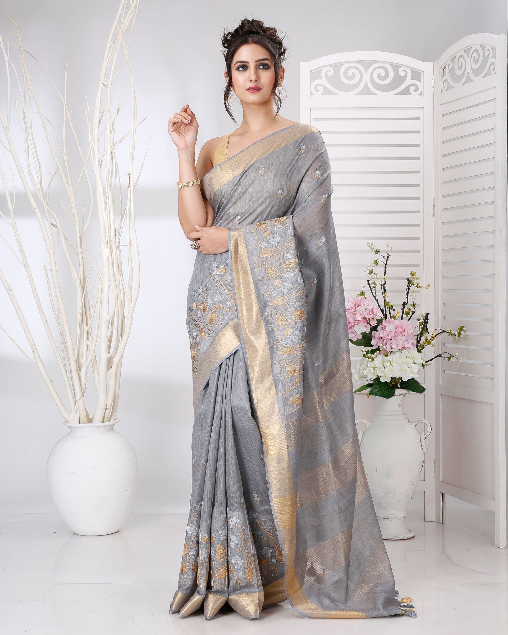 Ziyorah | Banswara Silk Gray Saree Lotus Embroidery Running Blouse